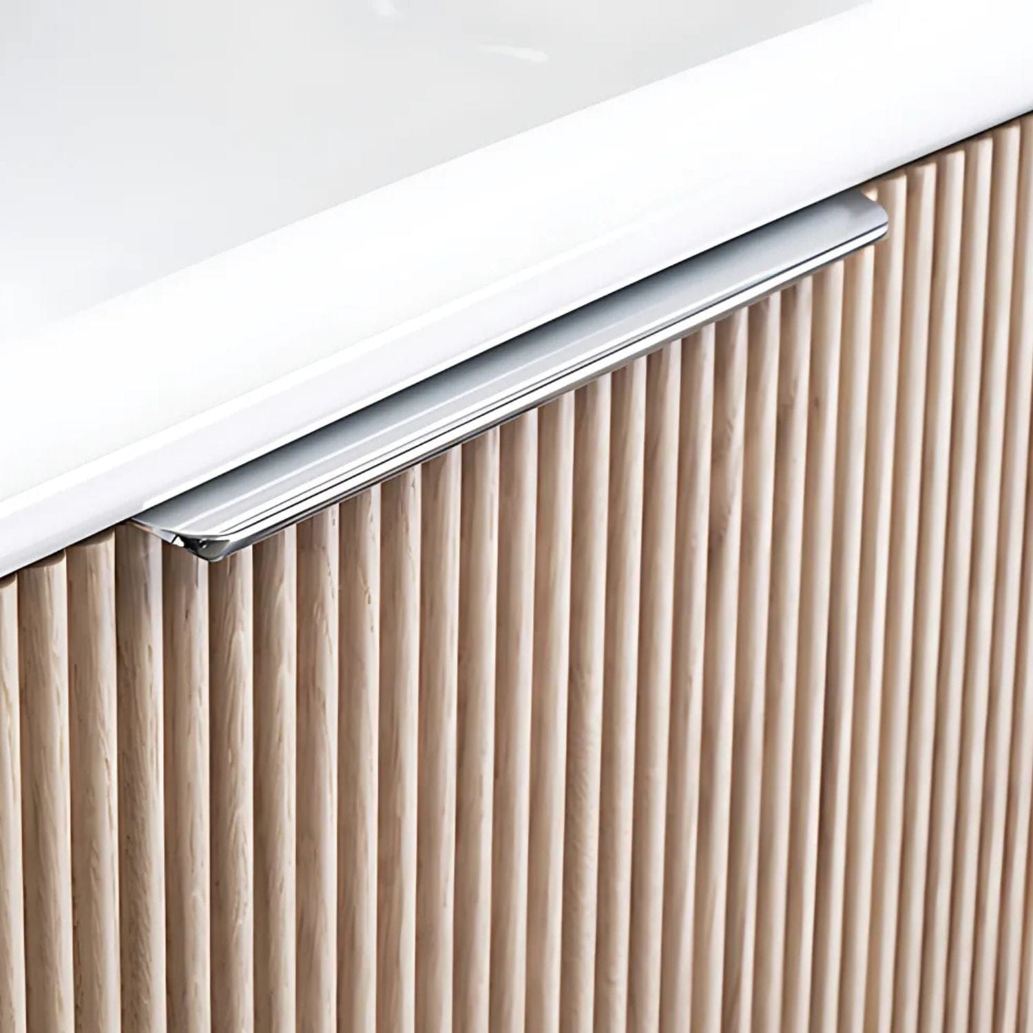 Macro Design LINE Håndtak Krom / 136mm Macro Design Knotter og håndtak GRO-IHANDTAGLI13KR