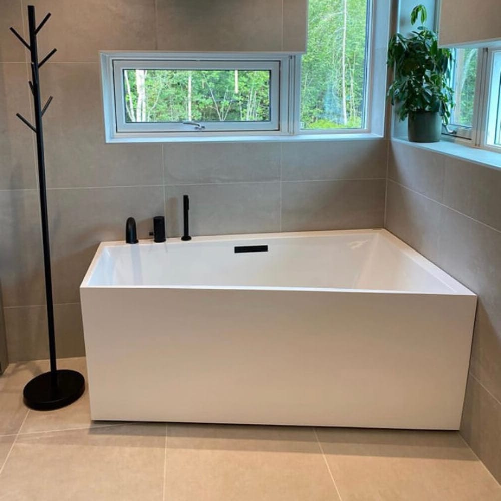 Sanipro KOS Asymmetrisk Hjørnebadekar 150 - høyre/venstre Hvit / 150cm / Høyre Sanipro Hjørnebadekar SA-10027