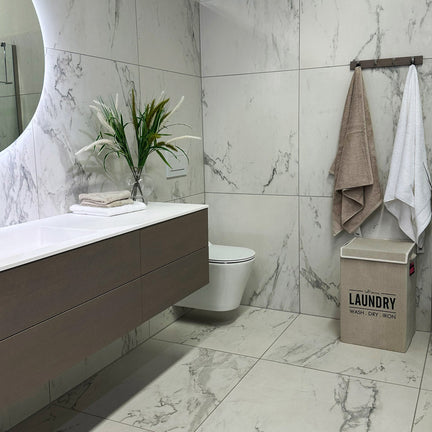 bad i lyse toner med enkel innredning