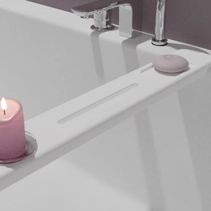 Bildet viser et fint Interform badekar brett med stearinlys og håndsåpe. Brettet har spalte til et nettbrett.