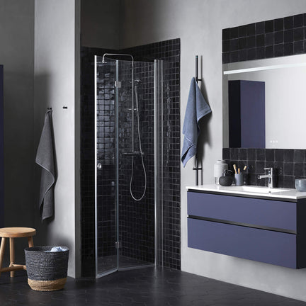 Leddet dusjdør er plassbesparende og perfekt for små baderom