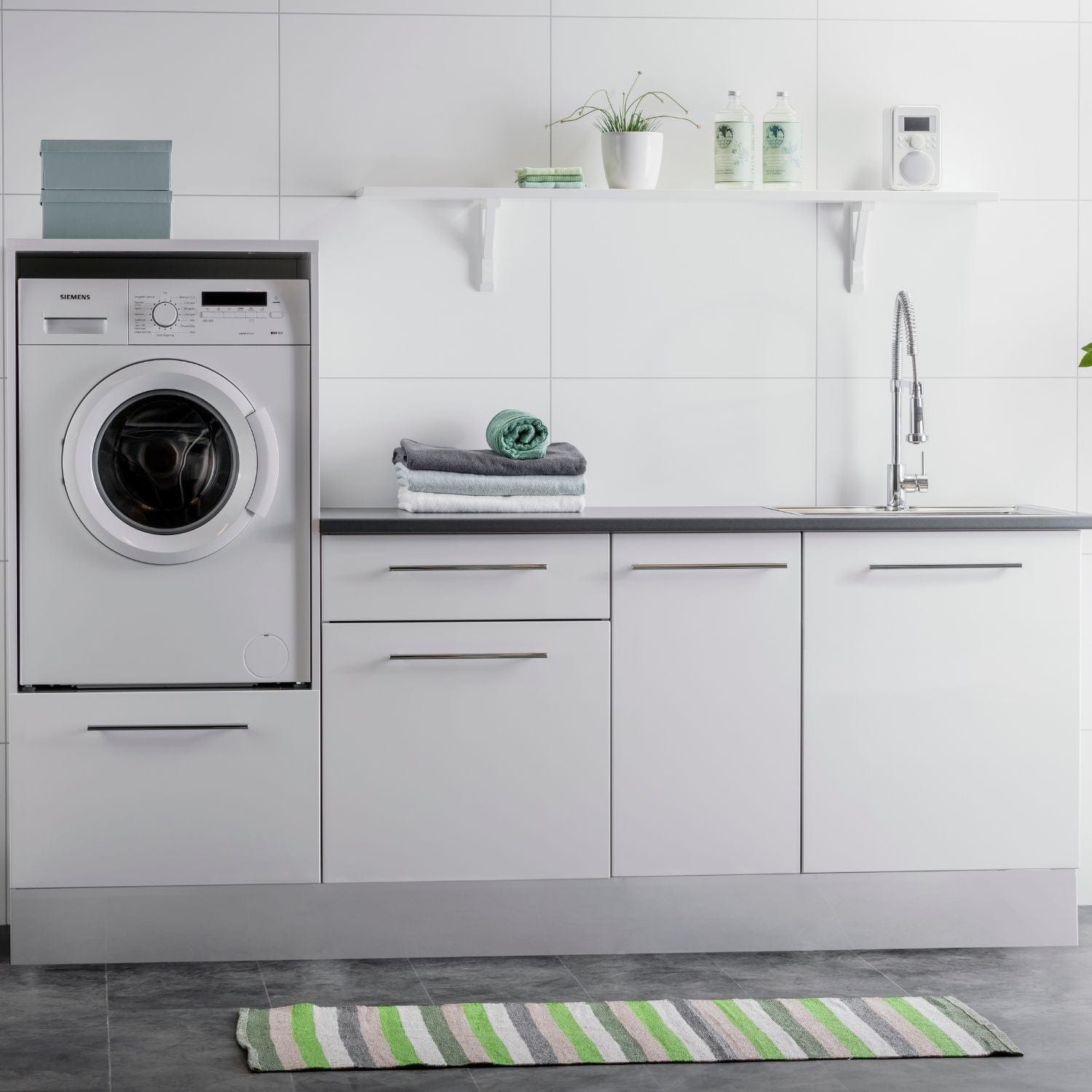 Alterna vaskerom: Dekkside overskap 30x72cm Hvit matt Alterna Dekkside vaskerom GRO-7012584