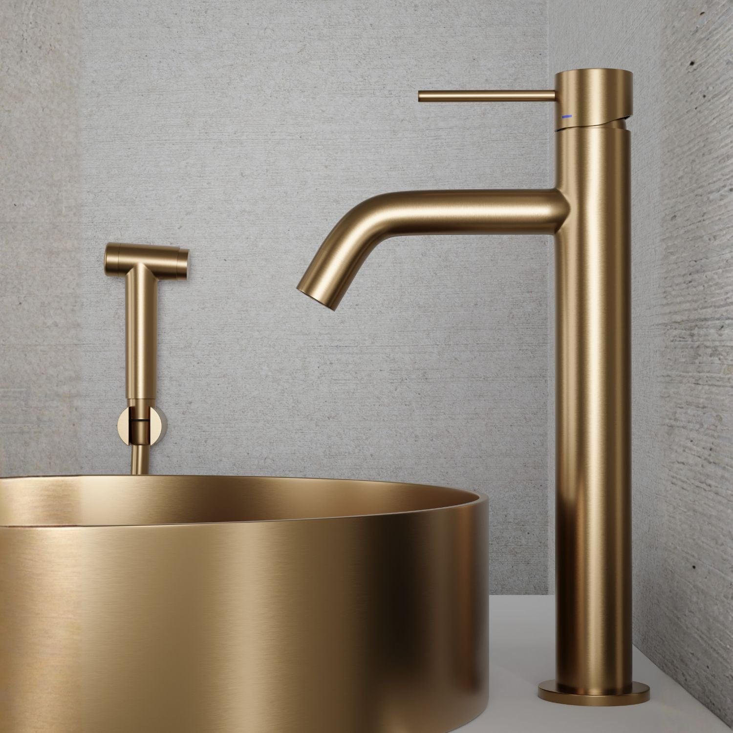 INR Voyage High Servantbatteri med Hånddusj Brushed brass INR Iconic Nordic Rooms Servantbatteri INR-80001430