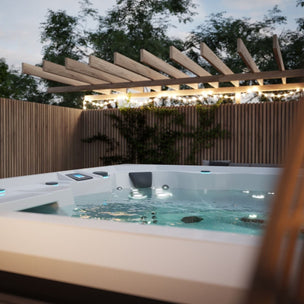 Vikingbad Morild Utendørs Spa Sterling Silver/Grå - FRP lokk og bluetooth stereo